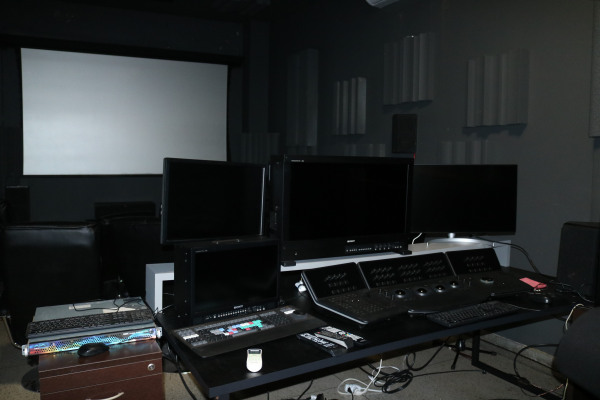 Sala de projeção com estúdio de edição